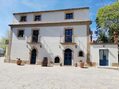 Charming Holiday Home In Caltagirone With Garden