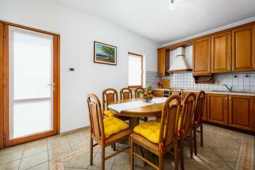 Apartment Lara With Swimming Pool - Paradiz