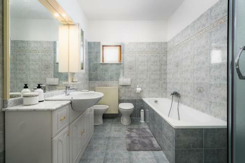 Apartment Lara With Swimming Pool - Paradiz