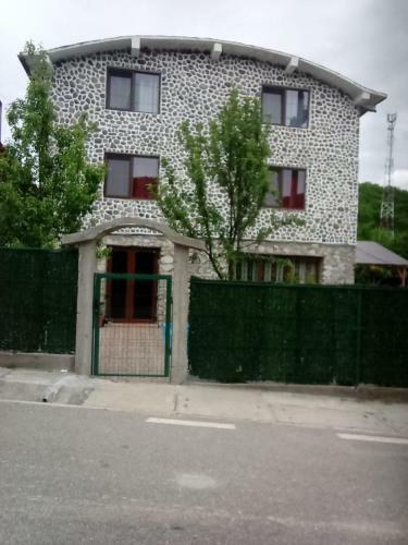 Casa Pestera Ponicova