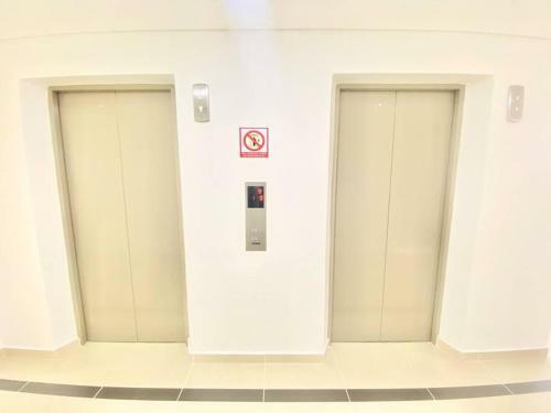 Gorgeous 3 Bedroom Apartment Condo With Balcony