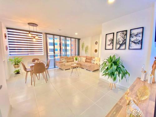 Gorgeous 3 Bedroom Apartment Condo With Balcony