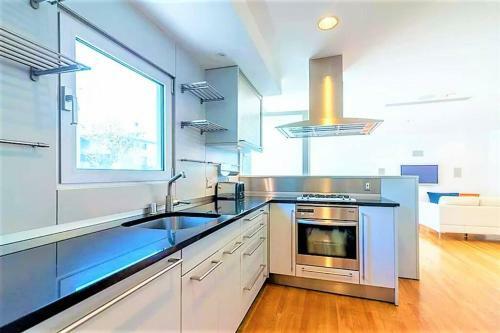 Urban Luxury In Brentwood/beverly Hills