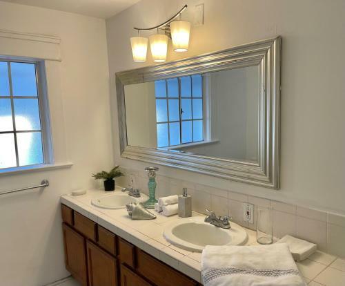Spacious 5 Bedroom House Sleeps 13 Free Parking