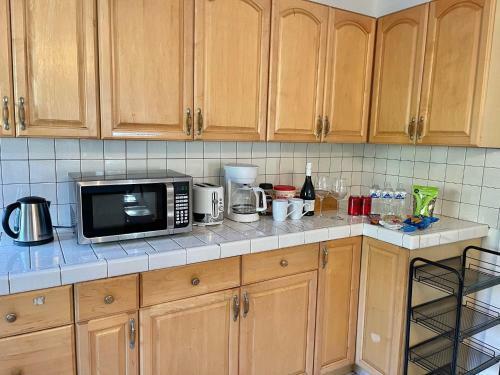 Spacious 5 Bedroom House Sleeps 13 Free Parking