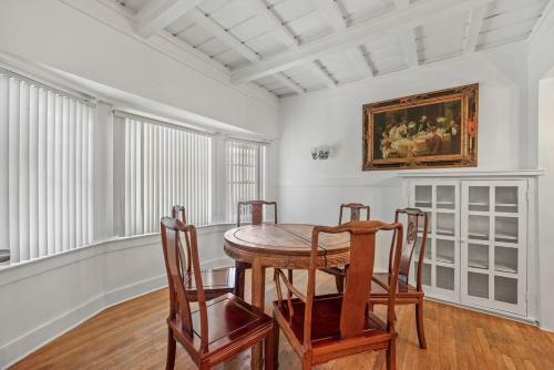 Spacious 5 Bedroom House Sleeps 13 Free Parking