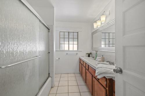 Spacious 5 Bedroom House Sleeps 13 Free Parking