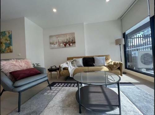 New Oakleigh Stylish 2b2b Townhouse With Beautiful View 03