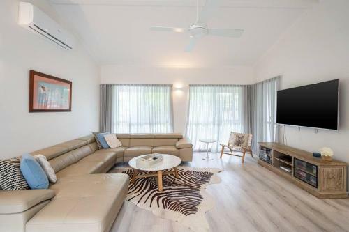 Dolphin Beach House - Modern Home With Pool