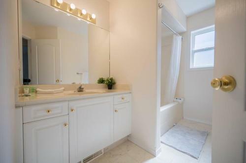 Cheerful 3-bedroom Home In West Kelowna