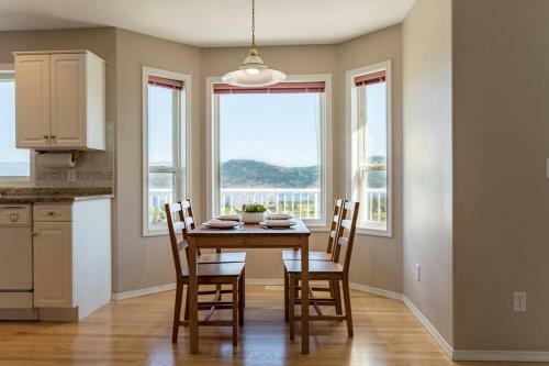 Cheerful 3-bedroom Home In West Kelowna