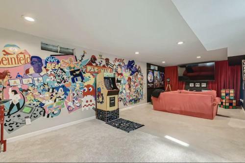 90s Theme Hot Tub W/ Volleyball & Pet Friendly