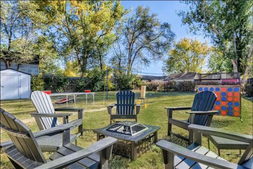 90s Theme Hot Tub W/ Volleyball & Pet Friendly