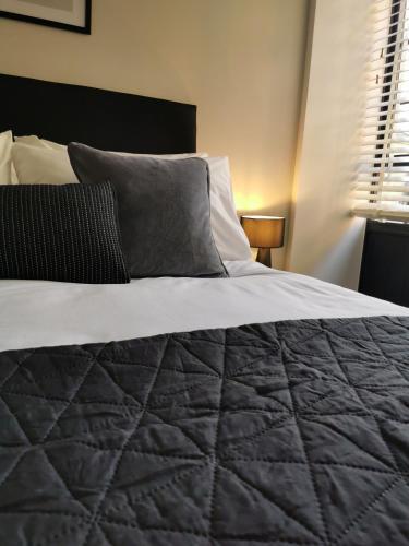 Axiom Apartment - Beautiful Stylish 2 Bed.
