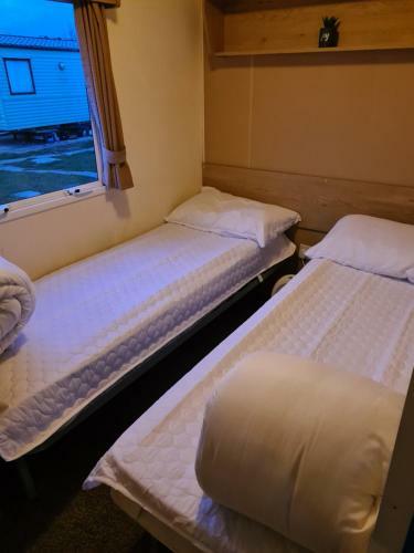 Cosy, Family Caravan Near The Beach