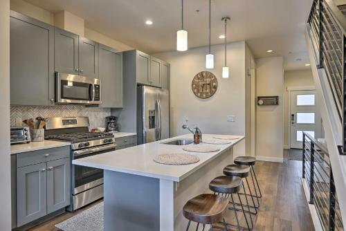 Mod Winter Park Townhome With Rooftop Balcony!