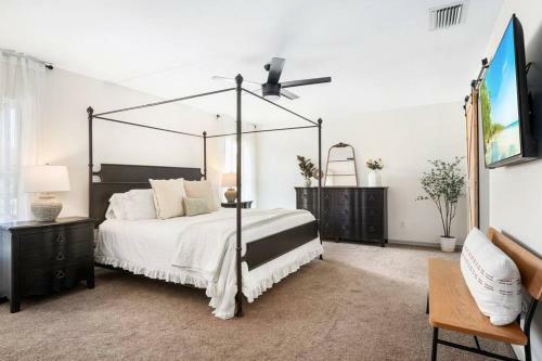 Cape Escape II - 4bdr - 2bth - Pool - Sleeps 10 Or More