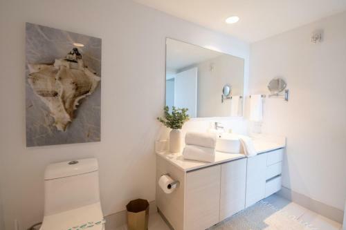 Gorgeous 1br 1bth W Water Views, Balcony, Kitchen,pool