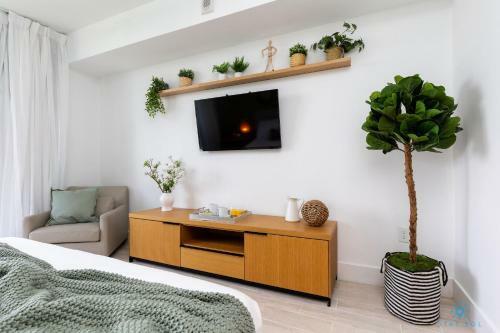 Tropical Apartment W Balcony 2 Br & 2 Bath Resort W Pool