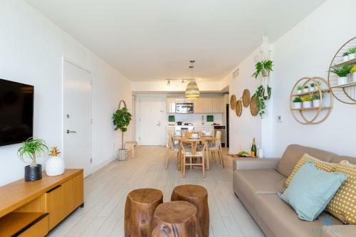 Tropical Apartment W Balcony 2 Br & 2 Bath Resort W Pool
