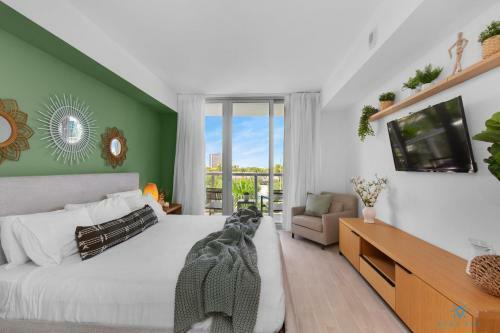 Tropical Apartment W Balcony 2 Br & 2 Bath Resort W Pool