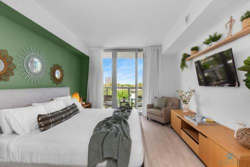 Tropical Apartment W Balcony 2 Br & 2 Bath Resort W Pool
