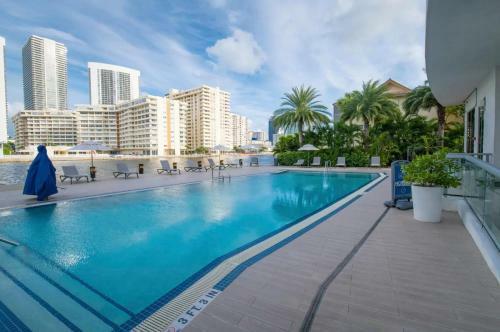 Tropical Apartment W Balcony 2 Br & 2 Bath Resort W Pool