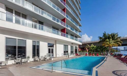 Tropical Apartment W Balcony 2 Br & 2 Bath Resort W Pool