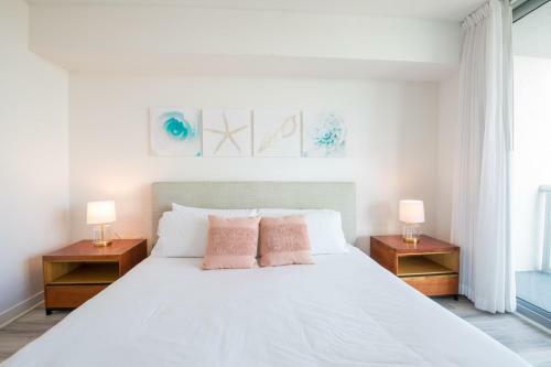 Chic 1br 1bth W Water Views Balcony Modern Kitchen Pool Gym
