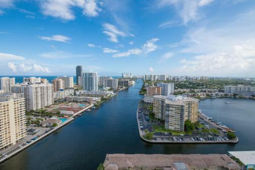Chic 1br 1bth W Water Views Balcony Modern Kitchen Pool Gym