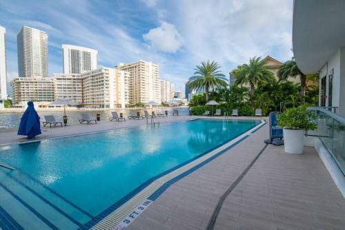 Beautiful Florida City View Balcony Gym Pool
