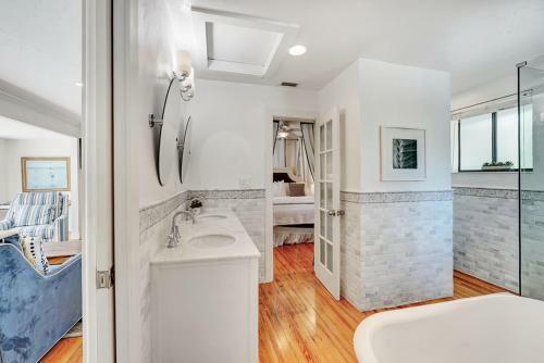 The Blue Pearl 2bd 2ba Private Pool And Garden
