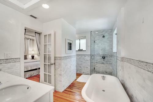 The Blue Pearl 2bd 2ba Private Pool And Garden