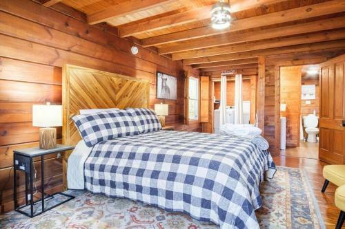 Agape In The Woods Cabin