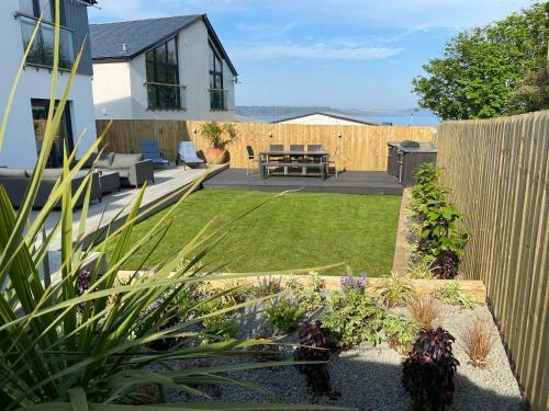 Spacious, Contemporary Seaside Luxury With Hot Tub