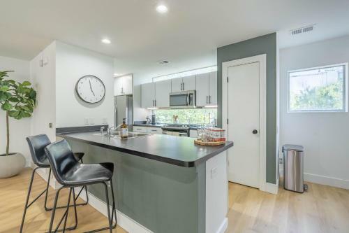 Apartamento New! Spacious Modern Townhome In The City!