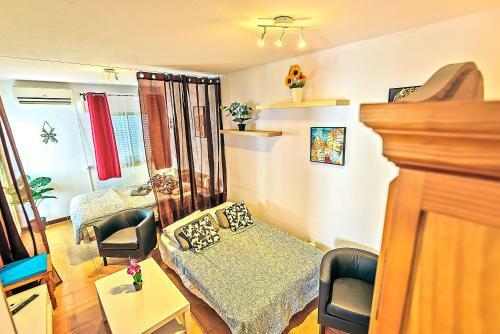 Ocean View Beach Apartment With Pool & Balconies