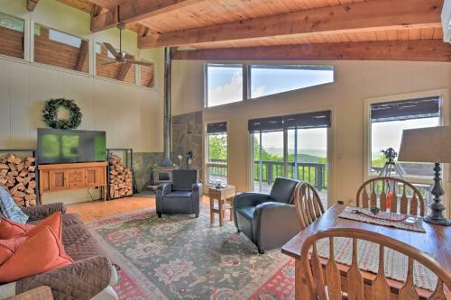 Cabin With Balcony And Mtn Views Near Sky Valley!