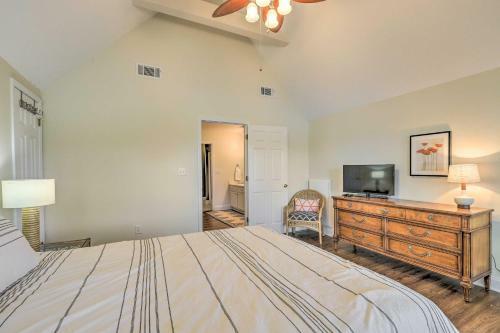 Lakefront Home With Entertainment Space And Dock!