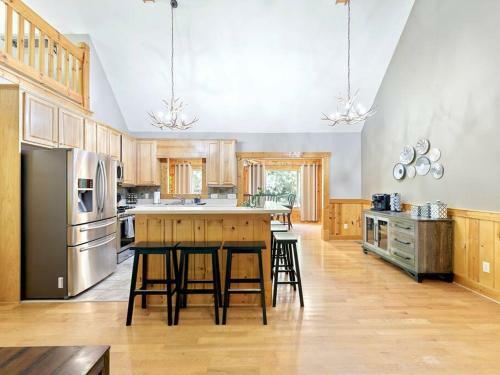 Deer Ridge! - Loft & Fire Pit - Pet Friendly