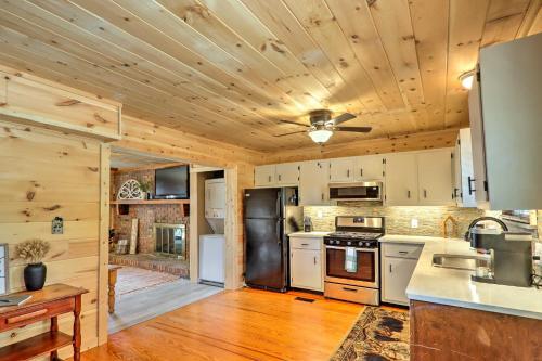 Deja View Cabin With Hot Tub Pets Welcome!