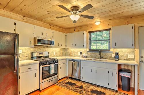 Deja View Cabin With Hot Tub Pets Welcome!