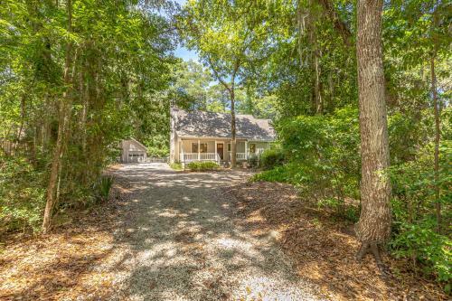 Seclusion Retreat! With Private Pool! 4 Bedroom, 2 Bath Home On St Simons!