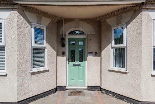 Spacious 4 Bedroom Home With Garden