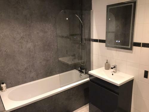 Beautiful 3 Bed Apartment With Sea Views