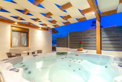 Eleni Luxury Maisonette With Jacuzzi
