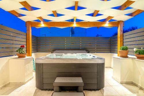 Eleni Luxury Maisonette With Jacuzzi