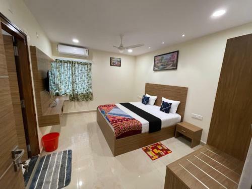 Hotel Pickurstay @ Lakshmi Tulasi Residency