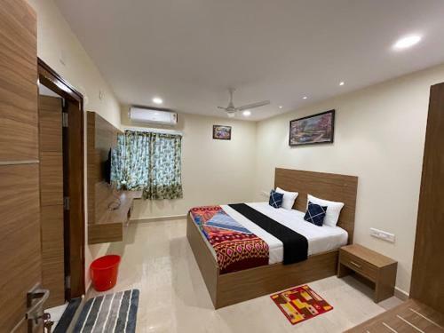 Hotel Pickurstay @ Lakshmi Tulasi Residency