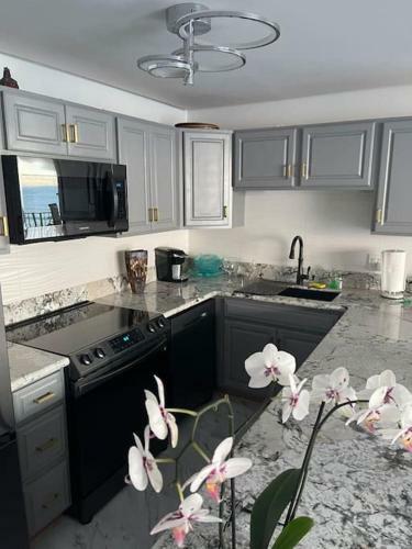Apartamento This Place Is Different!! Totally Remodeled Modern Oceanfront Condo. View View!
